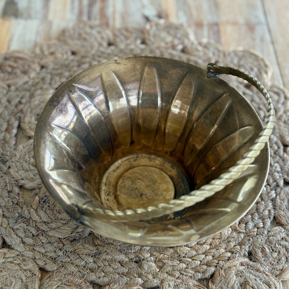 Vintage Brass Basket With Swiveling Handle - Picture 6 of 9